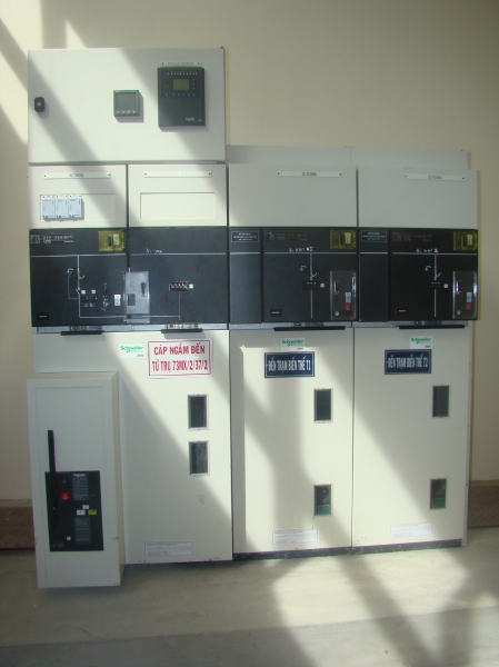 Lắp đặt tủ máy cắt trung thế - Điện Phương Đông - Công Ty TNHH Xây Dựng Điện Thương Mại Phương Đông